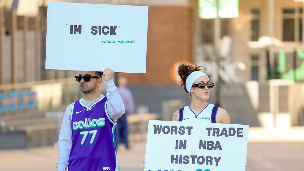 Den Mavs-Fans gefällt der Wechsel überhaupt nicht. Foto: Elias Valverde II/The Dallas Morning News/AP/dpa