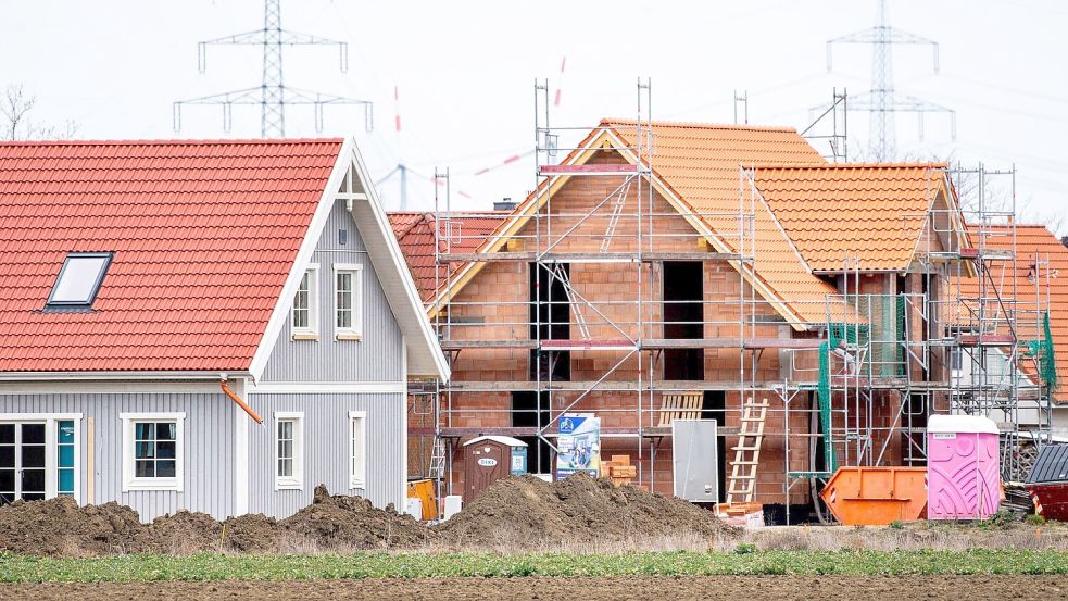 Verbraucher fragen wieder deutlich mehr Immobilienkredite nach. (Archivbild) Foto: Hauke-Christian Dittrich/dpa