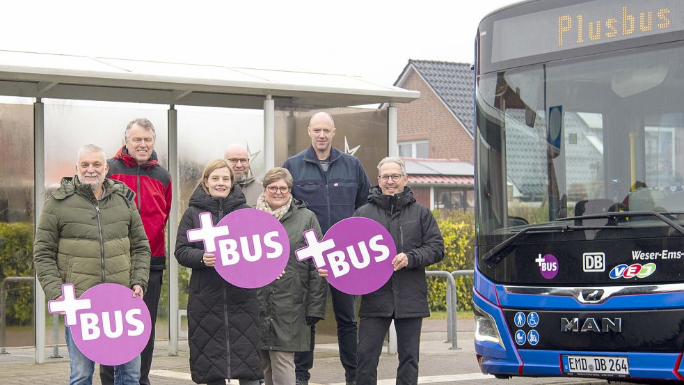 Freuen sich über die neue Haltestelle (von links): Onno Köllmann (Ortsbürgermeister Ihlowerfehn), Arno Ulrichs (Bürgermeister Ihlow), Gesa Balssen (Mobile Zeiten), Dennis Jäger (Weser-Ems Bus), Annette Lang (Gemeinde Ihlow), Ingo Reiter (Weser-Ems Bus) und Hendrik Reichelt (Amt für Schulen und ÖPNV beim Landkreis Aurich).Foto: Landkreis Aurich