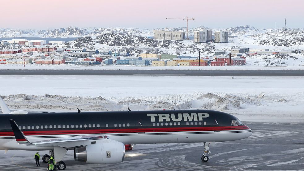 Ein Flugzeug mit Donald Trump Jr. an Bord landet in Grönlands Hauptstadt Nuuk. Foto: dpa/Emil Stach