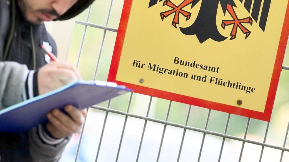 Das Bundesamt für Migration und Flüchtlinge (Bamf) untersteht dem Bundesinnenministerium. Die Mitarbeiter der Behörde entscheiden über Asylanträge. (Archivbild) Foto: Julian Stratenschulte/dpa