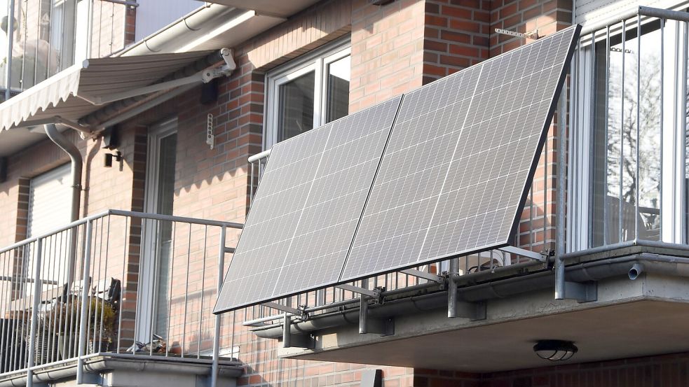 Ein Balkonkraftwerk in Marienhafe. 85 solcher Solaranlagen hat die Samtgemeinde Brookmerland seit April vergangenen Jahres gefördert. Foto: Thomas Dirks