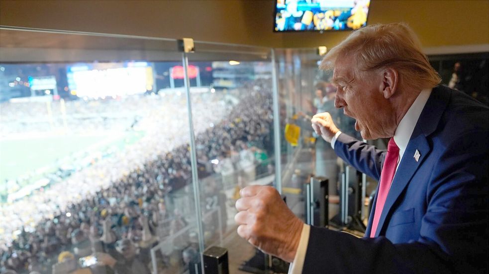 Donald Trump könnte als erster amtierender Präsident beim Super Bowl anwesend sein. Foto: Evan Vucci/AP Pool/dpa