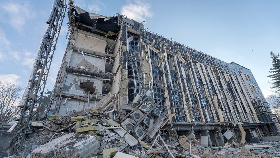 Mindestens fünf Menschen starben bei einem russischen Raketenangriff auf die Stadt Isjum. Foto: Andrii Marienko/AP/dpa