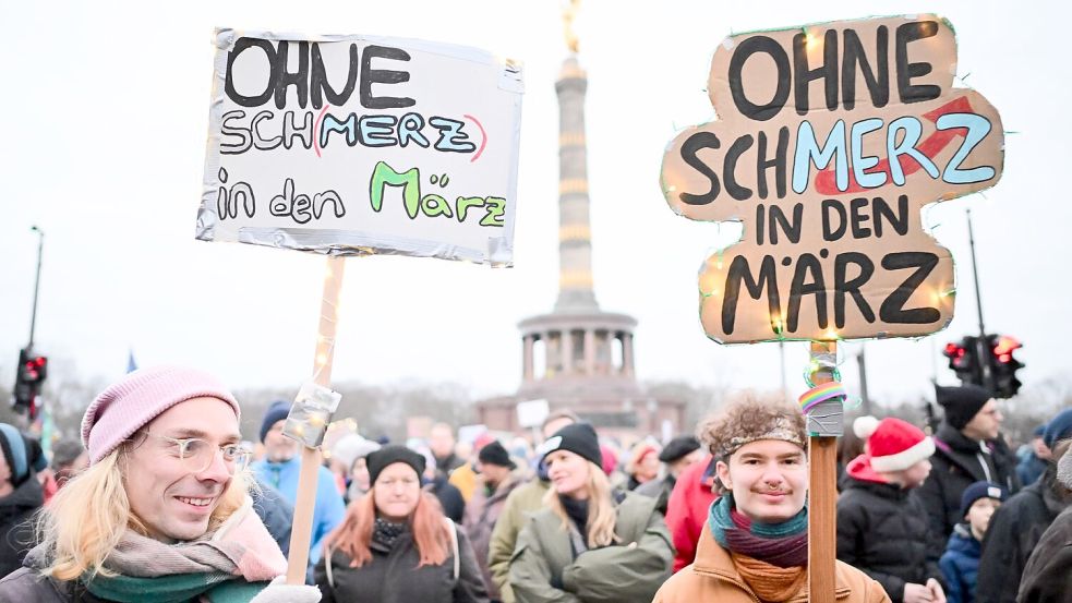 In Berlin und zahlreichen anderen Städten gab es am vergangenen Wochenende, bei denen kritisiert wurde, dass die Union im Bundestag Vorschläge zur Migrationspolitik zur Abstimmung gestellt hatte, bei denen eine Mehrheit ohne Stimmen der AfD nicht zu erwarten war. (Archivbild) Foto: Sebastian Christoph Gollnow/dpa