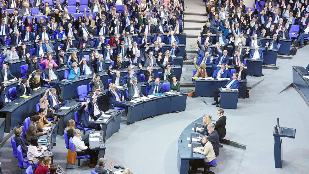 Am Freitag wurde die Bundestagssitzung für mehrere Stunden unterbrochen. Am Ende gab es aber doch keine Einigung zwischen Union, FDP, Grünen und SPD. Schließlich kam es zur Abstimmung über das „Zustrombegrenzungsgesetz“ der Union. Der Entwurf fand keine Mehrheit. (Archivbild) Foto: Kay Nietfeld/dpa