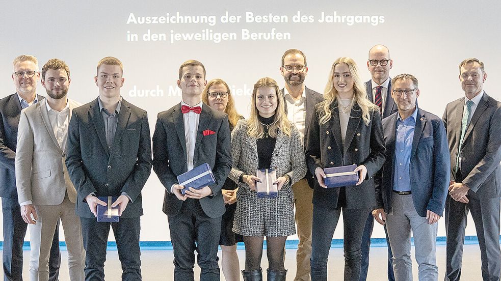 Die Prüfungsbesten in ihren Ausbildungsberufen: Lena Meinen (Industriekauffrau), Rieke Ubben (Technische Produktdesignerin), Felix Lüppen (KFZ-Mechatroniker System- und Hochvolttechnik) und Niklas Manssen (Elektroniker für Automatisierungstechnik). Foto: Volkswagen Emden