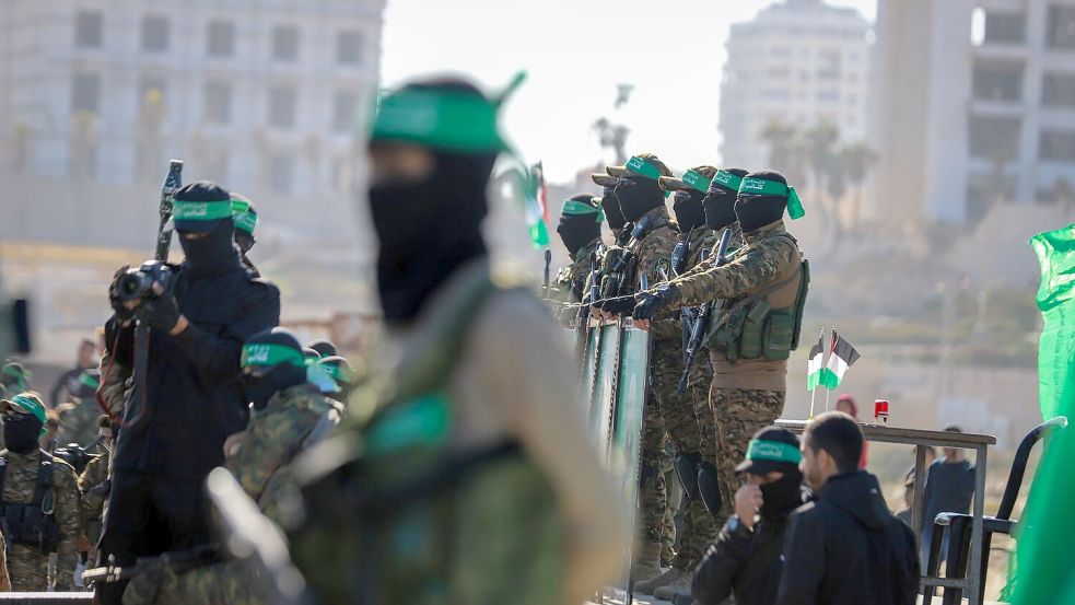 Bewaffnete Hamas-Mitglieder bei Geiselübergabe im Gazastreifen. (Archivbild) Foto: Mohammed Hajjar/AP/dpa