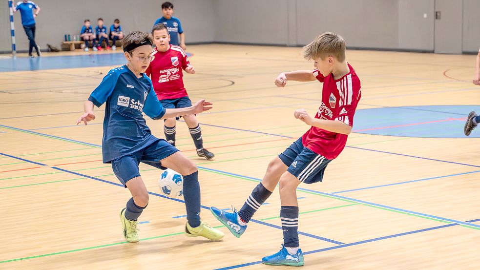 Packende Duelle lieferten sich die Jugendteams. Hier eine Szene aus dem D-Jugend-Spiel PSV Norden gegen TuRa Marienhafe I