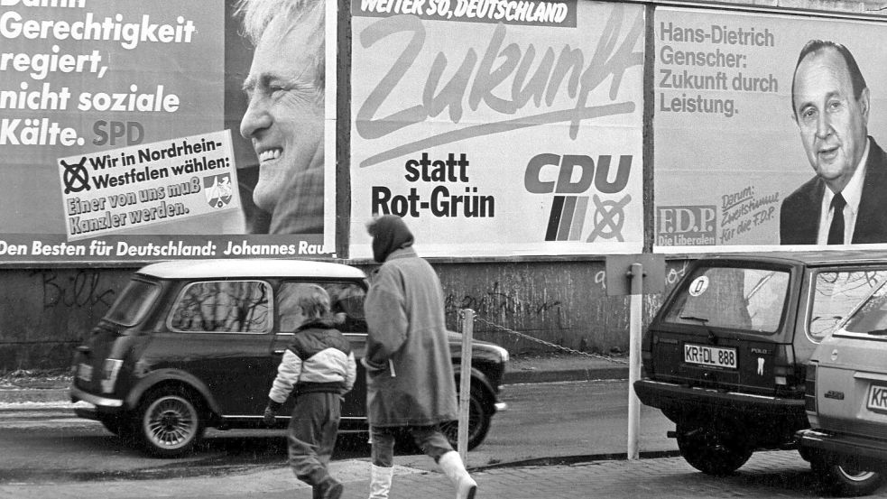 Mit Mantel und Winterstiefeln: Der Bundestagswahlkampf von 1987 fand im Winter statt (Archivbild). Foto: picture alliance / dpa