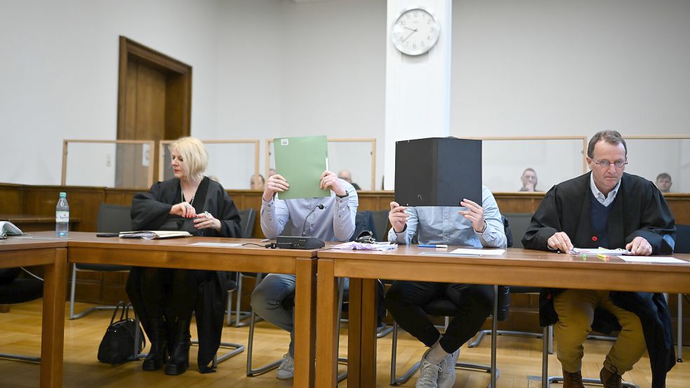 Beim Prozessauftakt im Mai 2024 hatten die Angeklagten ihre Gesichter verdeckt. Mit im Bild die Verteidiger Tanja Brettschneider und Folkert Adler. Foto: DPA