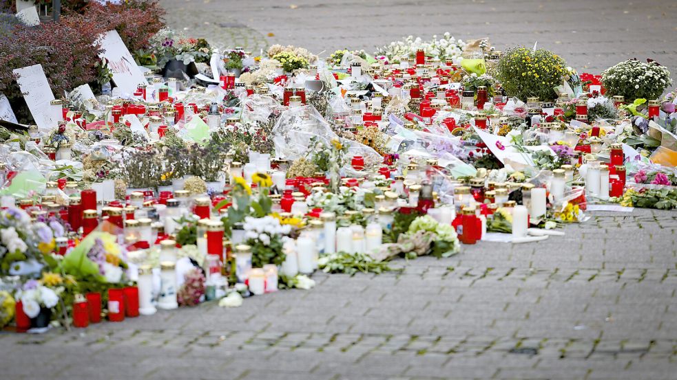 Bei dem Messeranschlag in Solingen am Abend des 23. Augusts 2024 wurden drei Menschen getötet, sechs weitere wurden schwer verletzt. Die politische Aufarbeitung dauert an. Foto: dpa/Christoph Reichwein