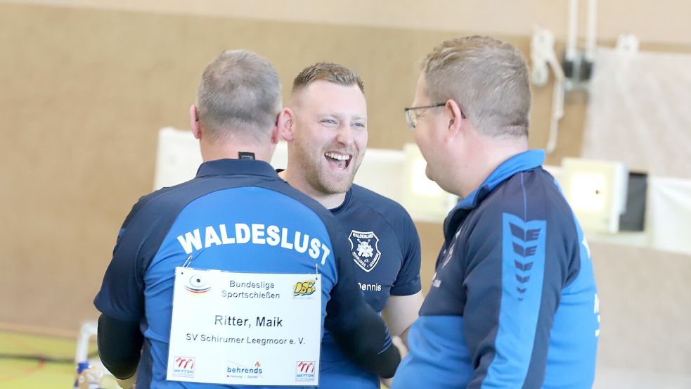 Dennis Grünhoff (Mitte) und Andreas Slink haben gut lachen. Sie sind mit Schirumer Leegmoor zum ersten Mal beim Finale dabei.Foto: Wilfried Gronewold