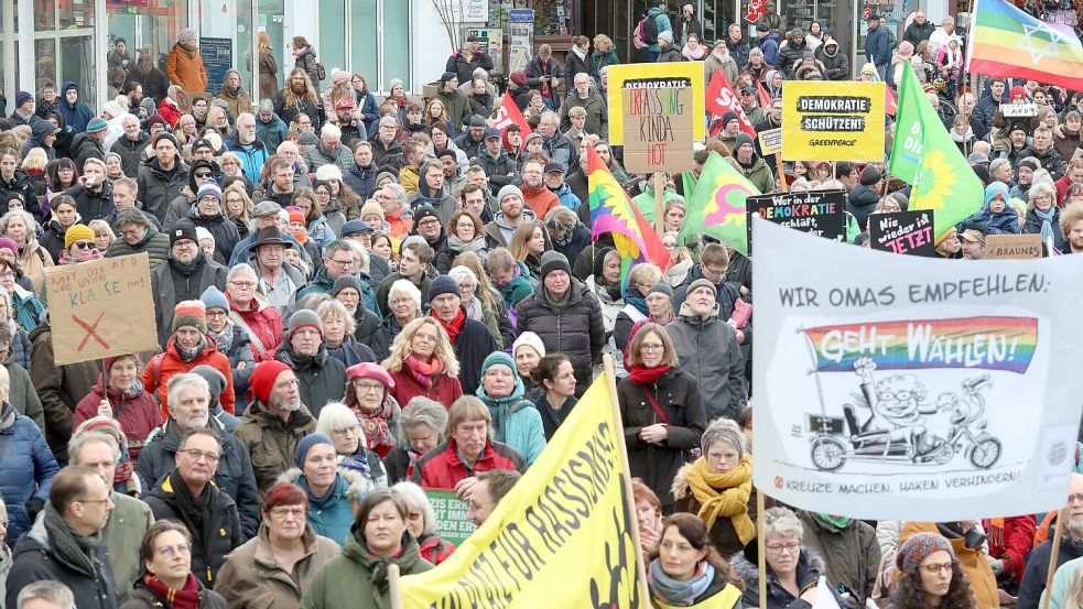 In Aurich demonstrierten kürzlich Hunderte Menschen für Demokratie und Vielfalt. Foto: Romuald Banik