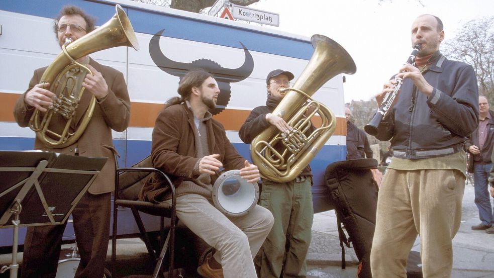 Sie nennen sich selbstironisch „Grinsteins Mischpoke“, diese Straßenmusiker am Berliner Kollwitzplatz. Foto: imago/Steinach