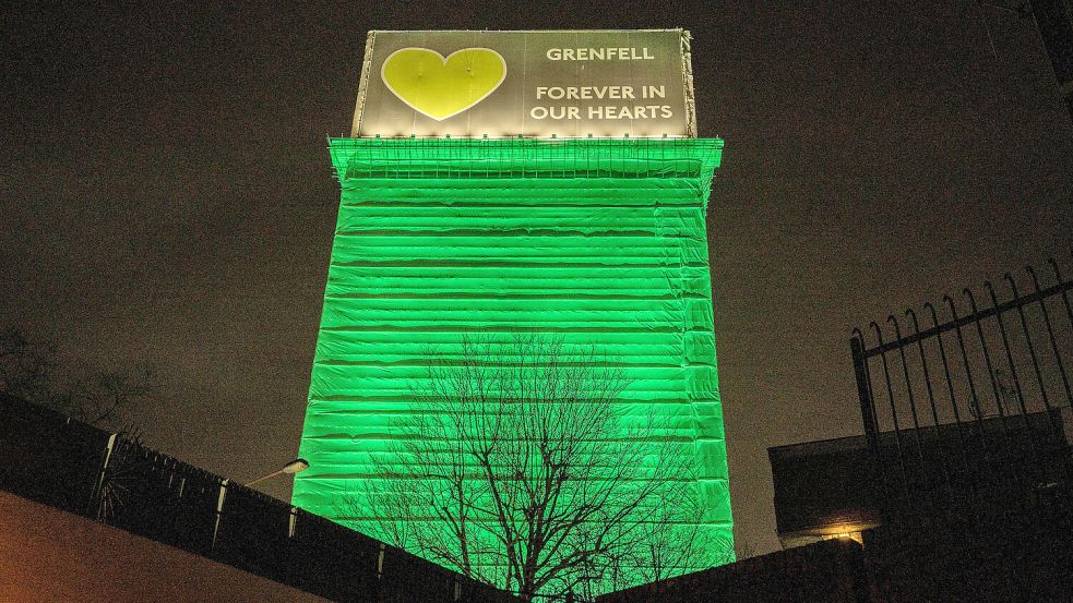 Der Grenfell Tower ist auch fast acht Jahre nach dem Brand verhüllt und beleuchtet. Die Einwohner kämpfen noch immer für Gerechtigkeit und Strafverfolgung. Foto: IMAGO/Lab Ky Mo