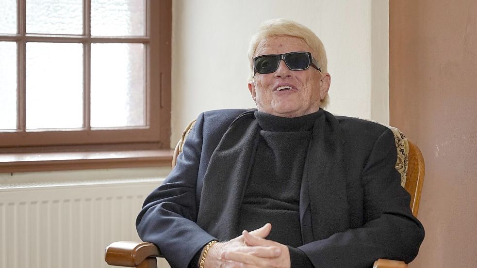 Heino beim Interview mit der Neuen Osnabrücker Zeitung. Das Gespräch wurde in der Sakristei der Martinikirche in Melle-Buer geführt. Foto: Niels Wagner