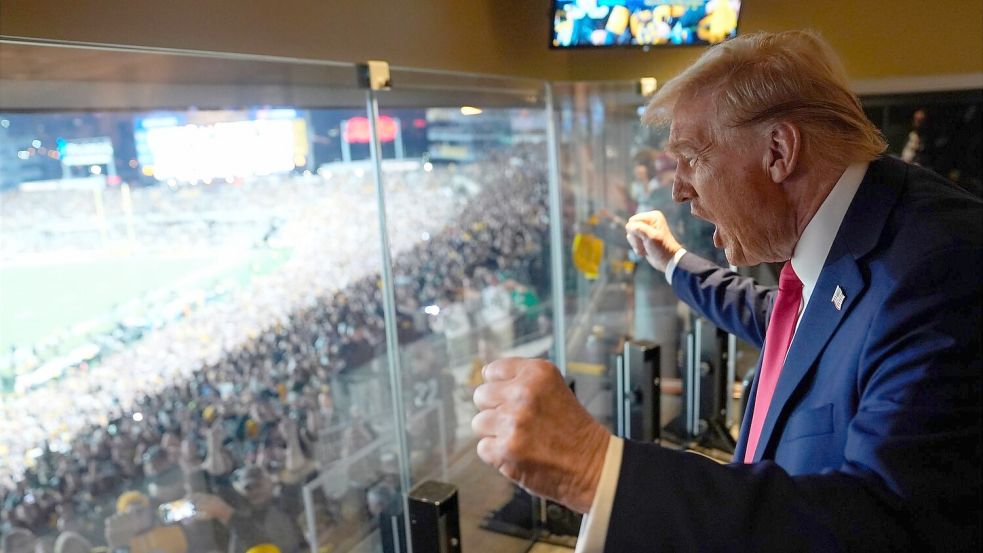 Als erster amtierender Präsident kommt Donald Trump zu einem Super Bowl. Foto: Evan Vucci/AP Pool/dpa