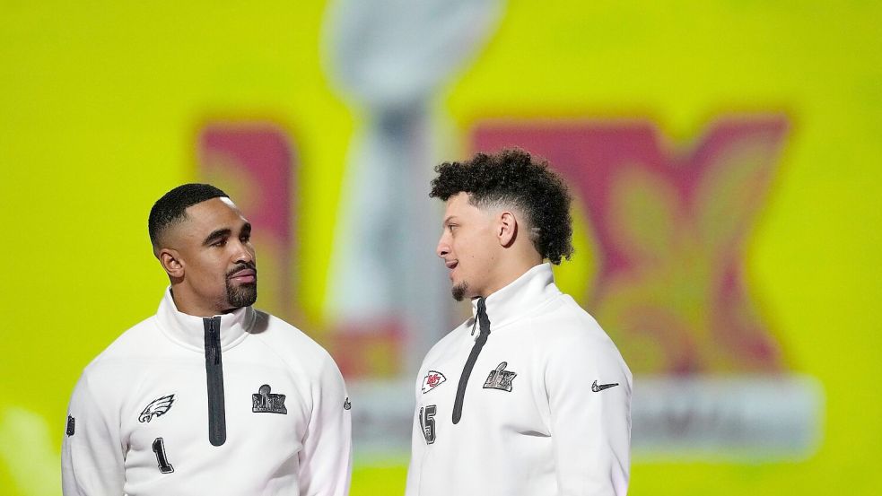 Standen sich bereits vor zwei Jahren in einem Super Bowl gegenüber: Jaylen Hurts (l) und Patrick Mahomes. Foto: Matt York/AP/dpa