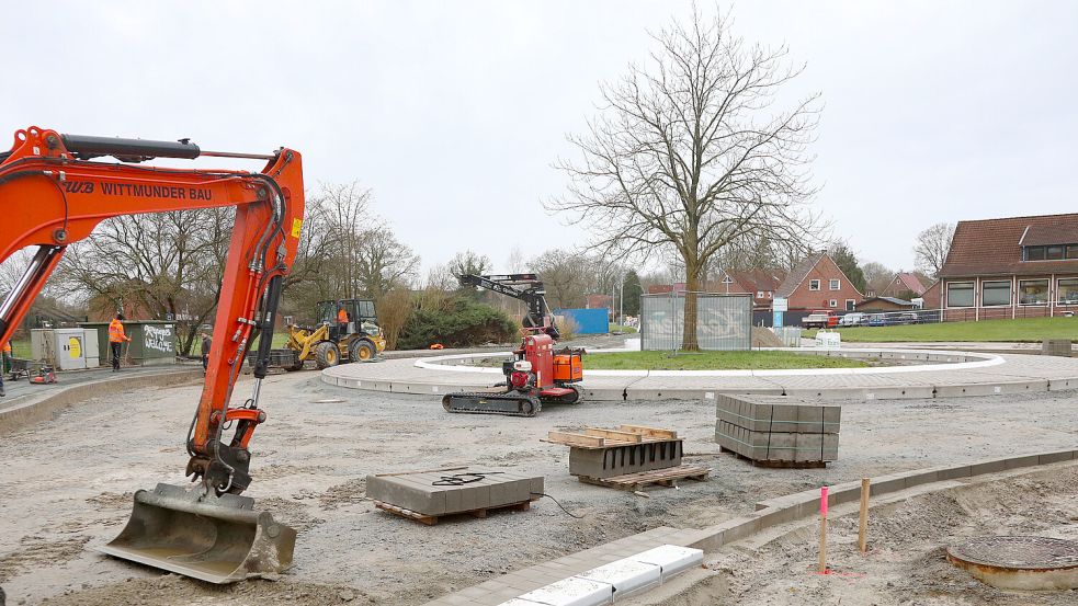 Ende vergangener Woche hätte die Freigabe des Kreisels erfolgen sollen. Die Arbeiten dauern aber weiter an. Foto: Romuald Banik