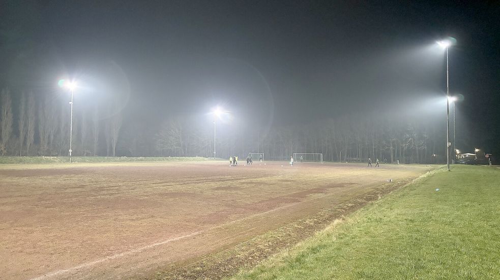 Flutlicht darf auf Brookmerlander Sportplätzen (hier in Upgant-Schott) künftig nur noch bis 21 Uhr leuchten. Foto: Thomas Dirks