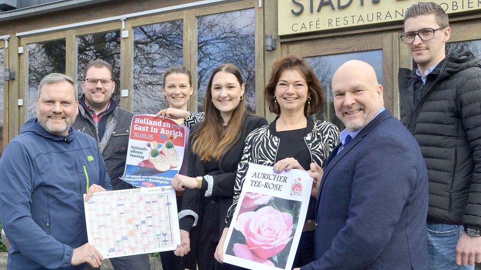 Sie präsentierten einen ganzen Reigen von Veranstaltungen in Aurich (von links): Udo Hippen (Kaufmännischer Verein), Dennis Eden (Verein reisender Schausteller), Sandra Pfeiffer-Fecht, Vanessa Müller (Marema), Maike Theesfeld (Stadtmarketing Aurich), Arno Fecht (Altstadtgastronomie) und Steven von Halle (Verein reisender Schausteller).Foto: Aiko Recke