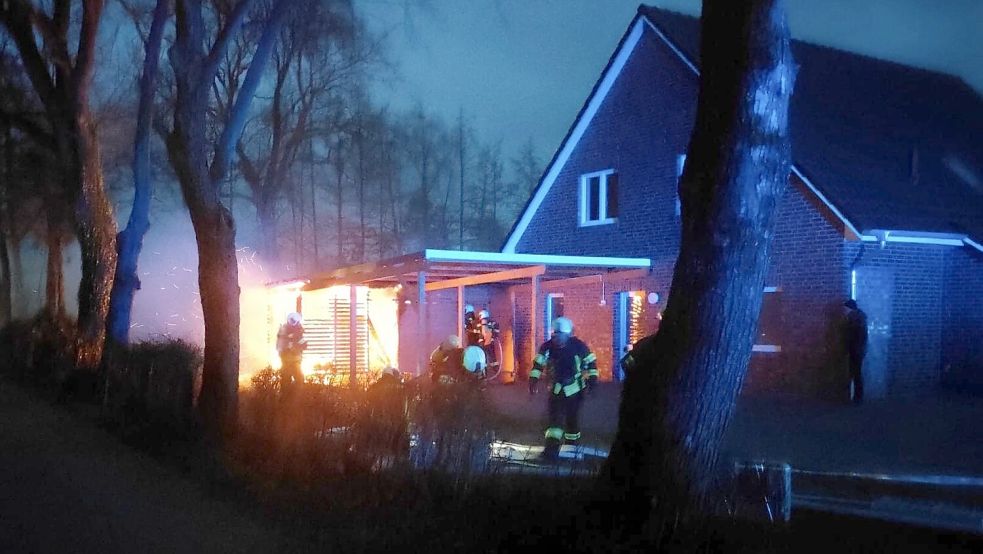 Das Feuer war am Freitagabend im Carport ausgebrochen. Foto: Feuerwehr