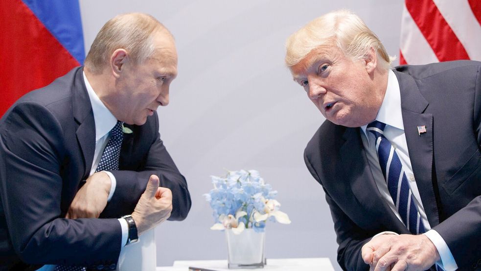 Donald Trump hat sich schon mehrmals eines guten Drahts zu Kremlchef Putin gerühmt. (Archivbild) Foto: Evan Vucci/AP/dpa