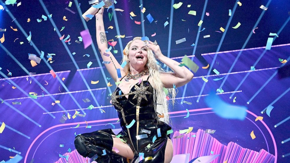 Erika Vikman feiert ihren Sieg beim finnischen Vorentscheid für den Eurovision Song Contest. Foto: Jussi Nukari/Lehtikuva/dpa