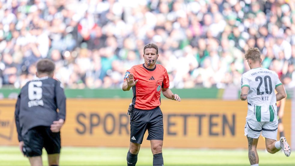 Felix Brych während seines 345. Bundesligaspiels. Foto: David Inderlied/dpa