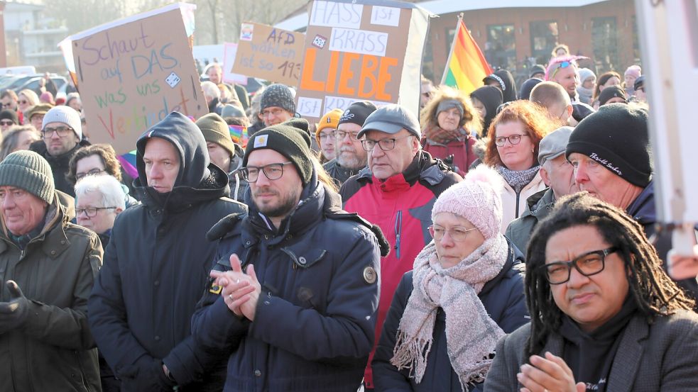 400 Menschen waren dem Aufruf des diesjährigen Abi-Jahrgangs der KGS Wiesmoor gefolgt. Foto: Böning