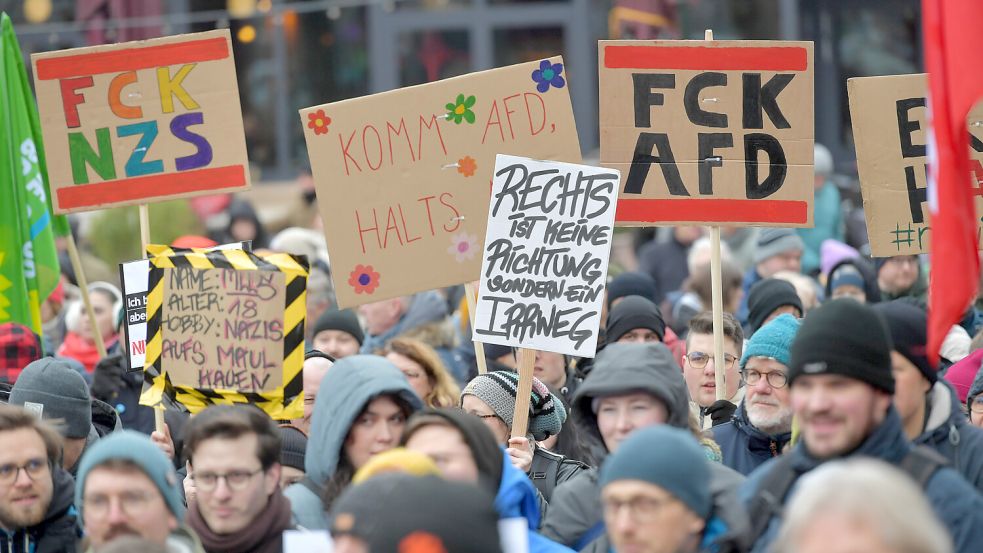 Bunter Schilderwald mit nur einer Ausrichtung: gegen rechts. Foto: Ortgies