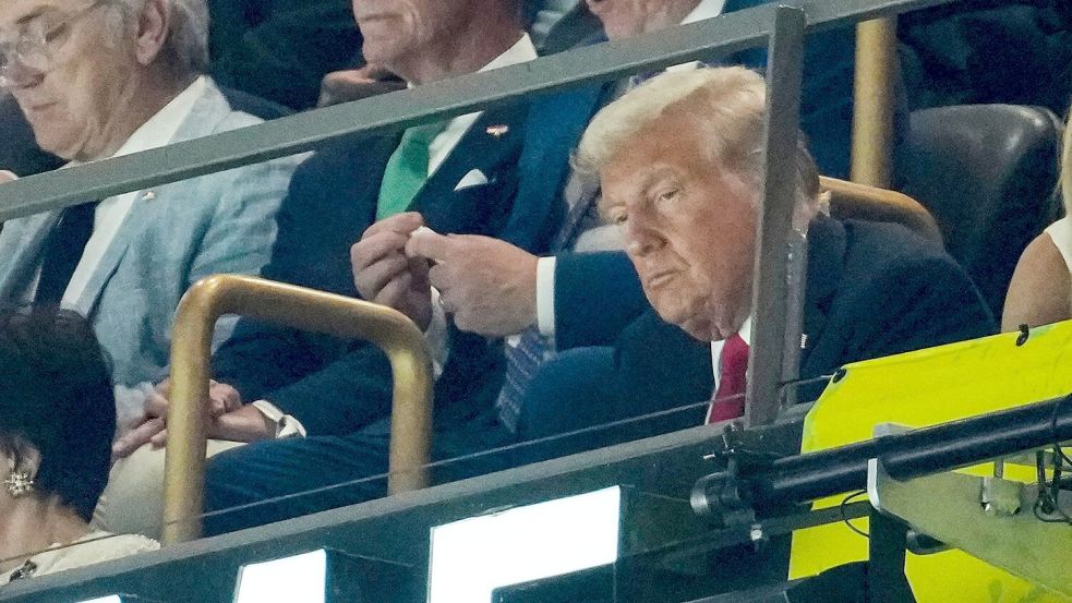 Als erster amtierender US-Präsident war Donald Trump live bei einem Super Bowl. Foto: Gerald Herbert/AP/dpa