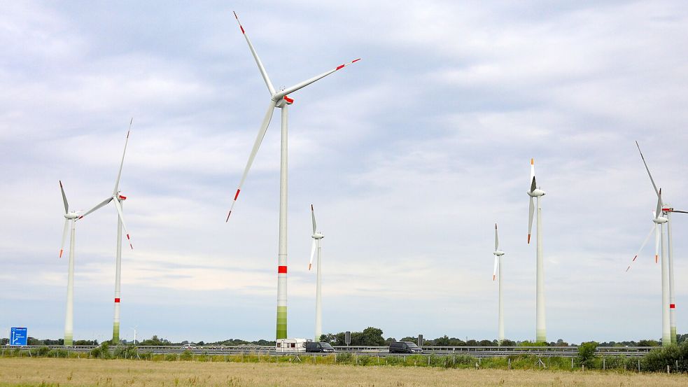 Im Windpark Ihlow, direkt an der Autobahn 31, wurden zahlreiche ältere Enercon-Anlagen durch größere, neue Modelle ersetzt. Foto: Romuald Banik