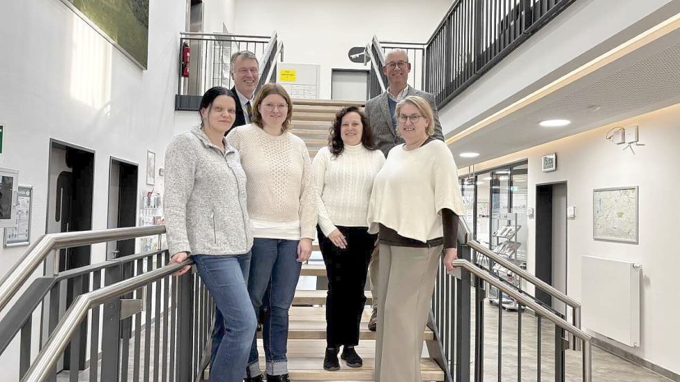 Freuen sich über die Auszeichnungen: Yvonne Doering (stellvertretende Leitung Kita Kornblume, von links), Ihlows Bürgermeister Arno Ulrichs, Meike Janßen (stellvertretende Leitung Kiga Regenbogen), Melanie Wiegmann (Leiterin Kita Meerhuuske), Fachbereichsleiter Holger Saathoff und Petra Saathoff (Leiterin Kita Zwergennest). Foto: Gemeinde Ihlow