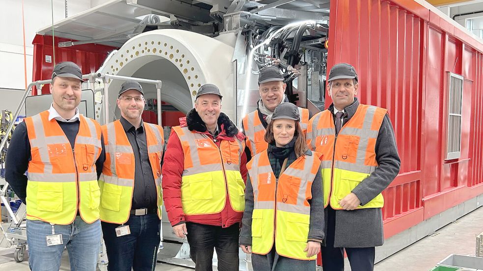 Rundgang durch die E-Gondel-Fertigung bei Enercon in Aurich (von links): Daniel Wienekamp (Produktionsleiter E-Gondel), Frederik Ungereit (Produktionsleiter Maschinenhaus und Nabe), Johann Saathoff (Bundestagsabgeordneter), Wiard Siebels (Landtagsabgeordneter), Maren Hofinga (Enercon Logistics) und Olaf Lies (Wirtschaftsminister Niedersachsen). Foto: Enercon