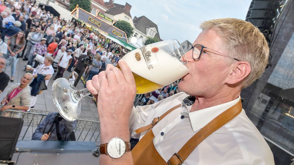 Nein, so ausschweifend wie beim Fassanstich zum Auricher Stadtfest wird Horst Feddermann seinen 60. Geburtstag nicht feiern. Foto: Archiv/Ortgies