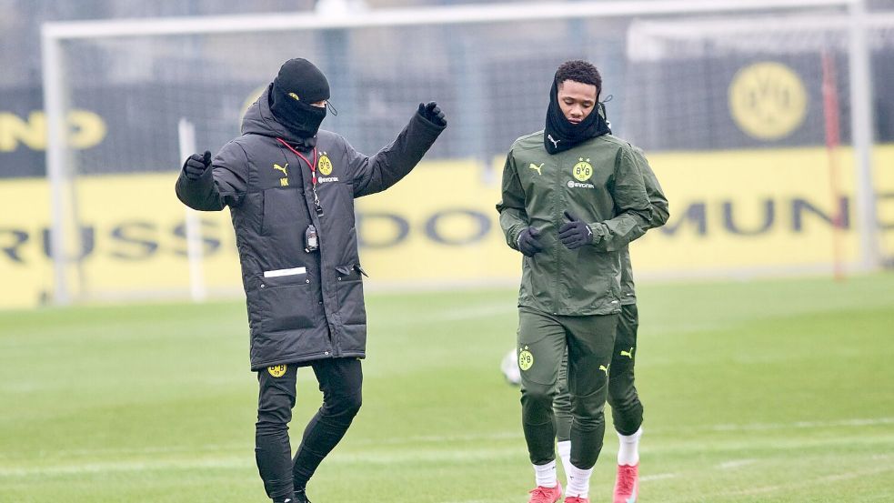 Niko Kovac musste sich beim Abschlusstraining in Dortmund warm anziehen. Foto: Bernd Thissen/dpa