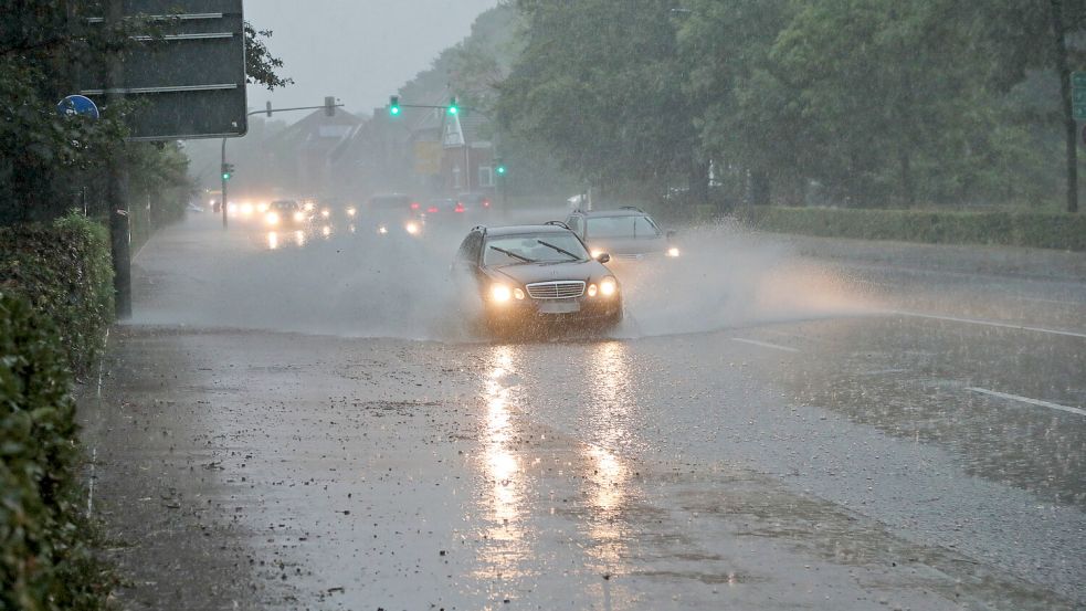 Mitte August 2024 gab es in Aurich Starkregen mit Überschwemmungen. Um dafür gewappnet zu sein, müssen die Kanäle ausgebaut werden. Foto. Romuald Banik