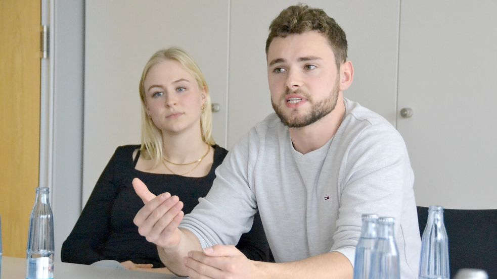 Anneke Schoolmann und Jürgen Franzen von der Jugend- aus Auszubildendenvertretung im Werk Emden. Foto: Aiko Recke