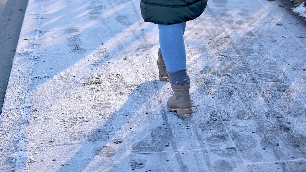 In Ostfriesland kann es ab Dienstag glatt werden und auch schneien. Foto: IMAGO/Maximilian Koch