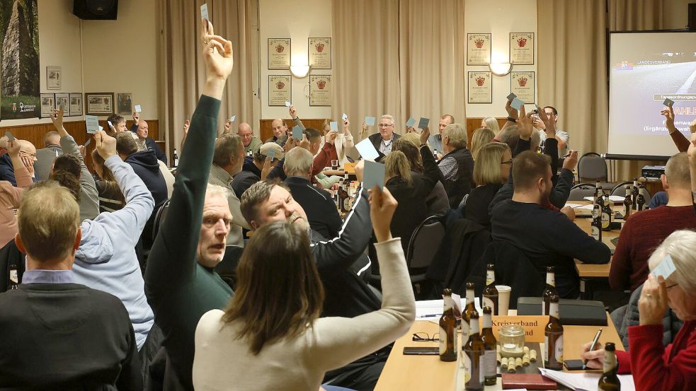 Die Delegierten stimmten im Vereinsheim von „Ostfrisia“ Rahe über verschiedene Personalien ab.Foto: Wilfried Gronewold