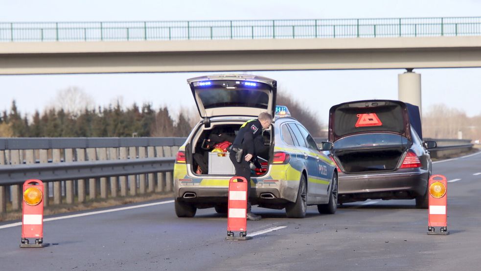 Nach einer Verfolgungsfahrt hatte die Polizei den Fahrer eines Mercedes S-Klasse auf der Autobahn 31 gestoppt. Die Kontrolle des Mannes am Grenzübergang Bunde war zuvor eskaliert. Foto: Matthias Brüning/dpa