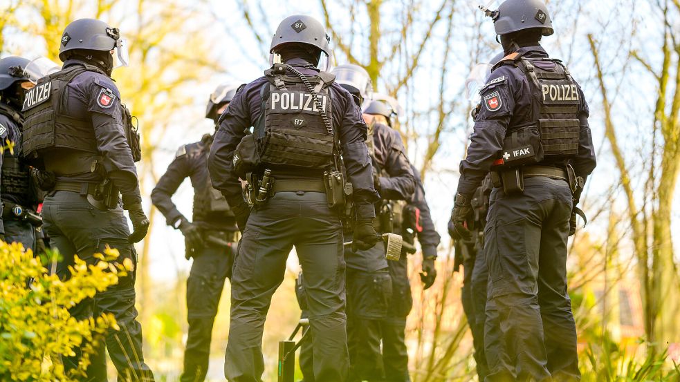 Die beiden großen Polizeigewerkschaften des Landes streiten über die Migrationspolitik. Foto: dpa/ Philipp Schulze