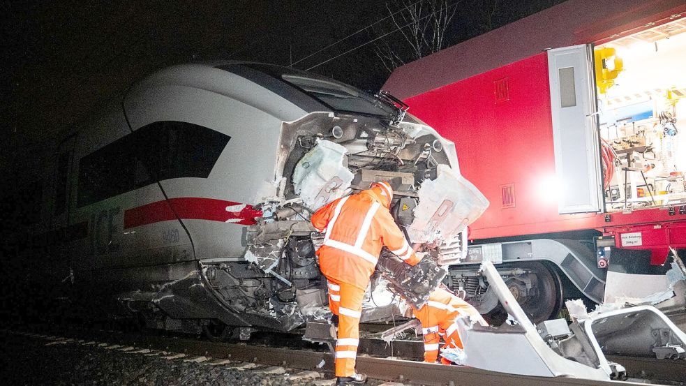 Der ICE stieß an einem Bahnübergang im Süden Hamburgs gegen einen Lastwagen. Foto: Daniel Bockwoldt/dpa/Daniel Bockwoldt