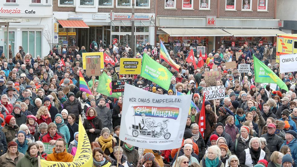 An den Demonstrationen in den vergangenen Tagen und Wochen, wie auf der Auricher Demo im Bild, nehmen auch Organisationen teil, die Geld vom Staat bekommen. Das bedeutet aber nicht, dass dieses Geld dem Protest zugute kommt. Foto: Archiv