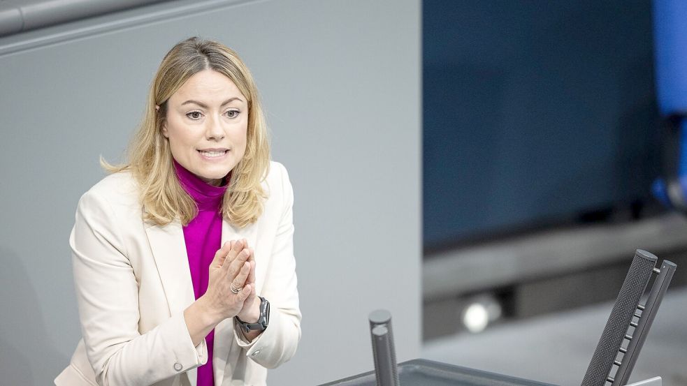 Clara Bünger, Bundestagsabgeordnete der Gruppe Die Linke, kritisiert: „Die Zahl der Abschiebungen steigt immer weiter an, obwohl die Zahl der Ausreisepflichtigen sinkt.“ (Archivbild) Foto: Hannes P. Albert/dpa