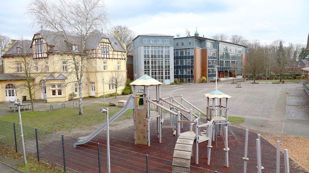 Blick auf den Schulhof des Gymnasiums Ulricianum in Aurich. Die Gymnasien im Landkreis Aurich sind im Landesdurchschnitt besser versorgt als vergleichbare Einrichtungen. Foto: Romuald Banik