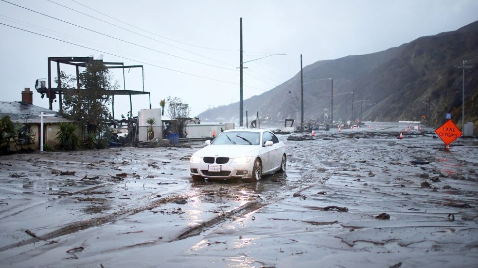 Ein heftiges Unwetter hat in der US-Metropole Los Angeles für Überschwemmungen gesorgt. Foto: Ethan Swope/AP/dpa