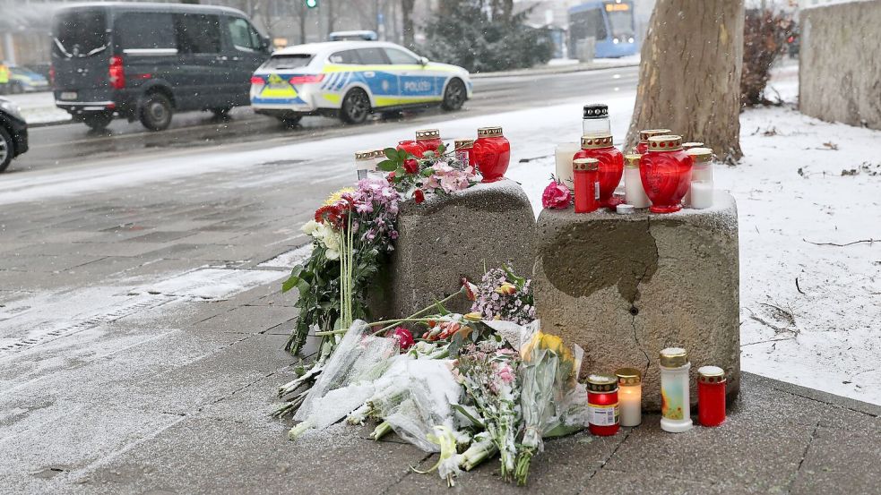 Blumen und Kerzen für die Opfer der Schreckensfahrt. Foto: Daniel Löb/dpa